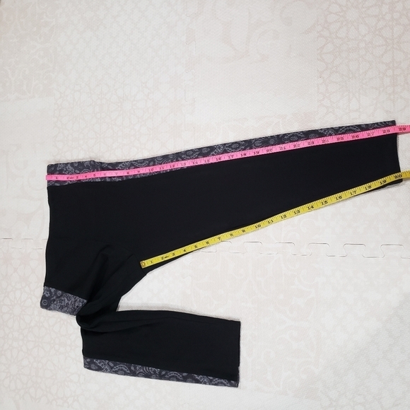 Victoria Sport Cropped Black Leggings with Paisley Print on the Sides Size Small - Picture 8 of 9